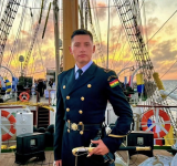 Forjado en Bolivia, preparado para el mundo: un alférez que lleva en alto el nombre de la Armada