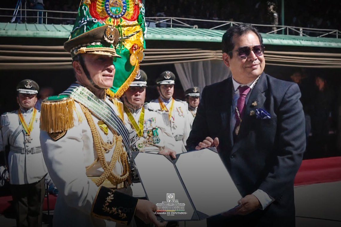 Diputados distingue con la condecoración de Honor al Mérito a la Policía en su Bicentenario