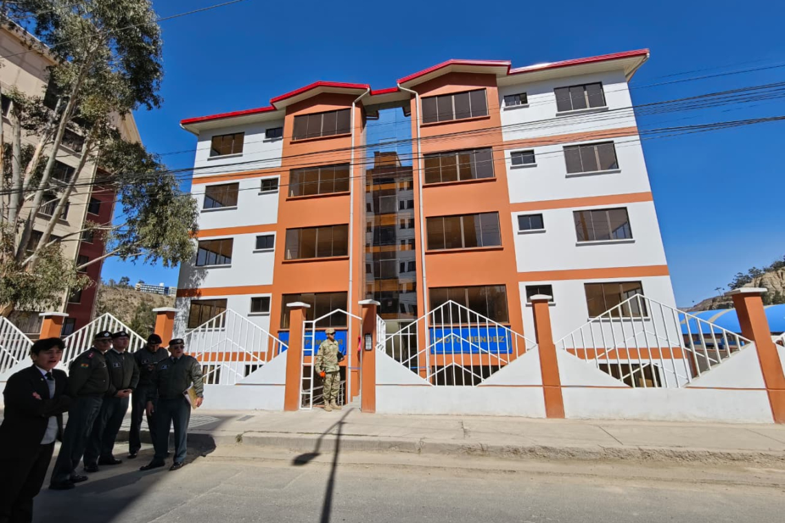 Presidente entrega multifamiliar construido por Cofadena a favor de la familia de las FFAA