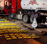  Tres bolivianos son aprehendidos en Argentina por transportar 388 kilos de droga en cisternas 