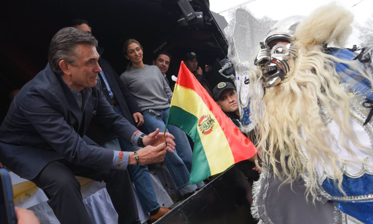 Presidente participa de la majestuosa entrada del Sr del Gran Poder