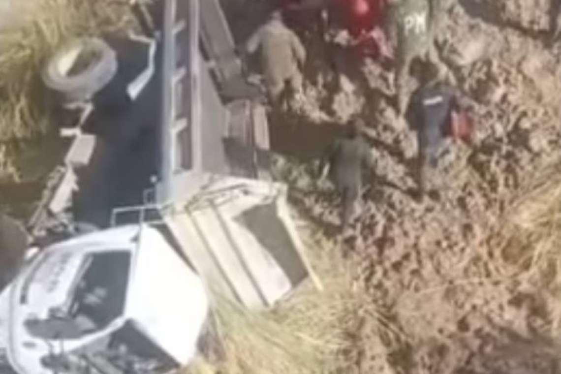 Accidente de tránsito entre volqueta y motocicleta deja dos heridos en Potosí