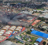Defensa Civil activa medios aéreos y terrestres para controlar el incendio en Feria Barrio Lindo