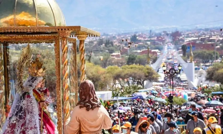  Lágrimas, promesas y fe: miles de devotos peregrinan al Calvario de Urkupiña 