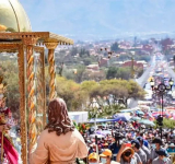  Lágrimas, promesas y fe: miles de devotos peregrinan al Calvario de Urkupiña 
