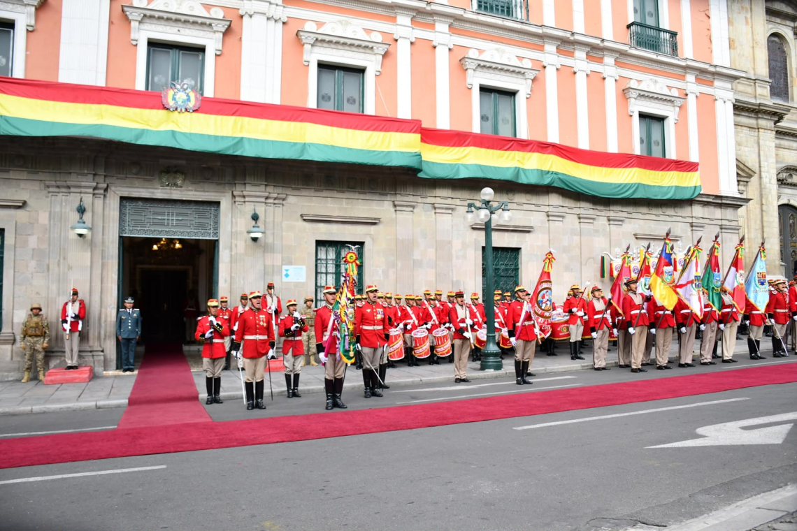 Justiniano: “Renovamos nuestro compromiso con Bolivia” en el Día de la Bandera