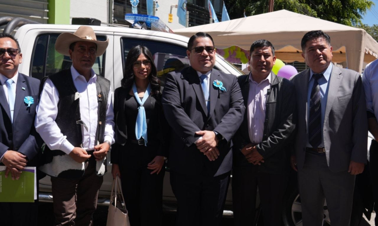 Fiscalía entrega camionetas al IDIF para fortalecer la investigación en el trópico y Cono Sur