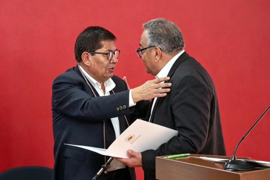 Roberto de la Cruz es posesionado como Rector de UNIBOL-A-TK