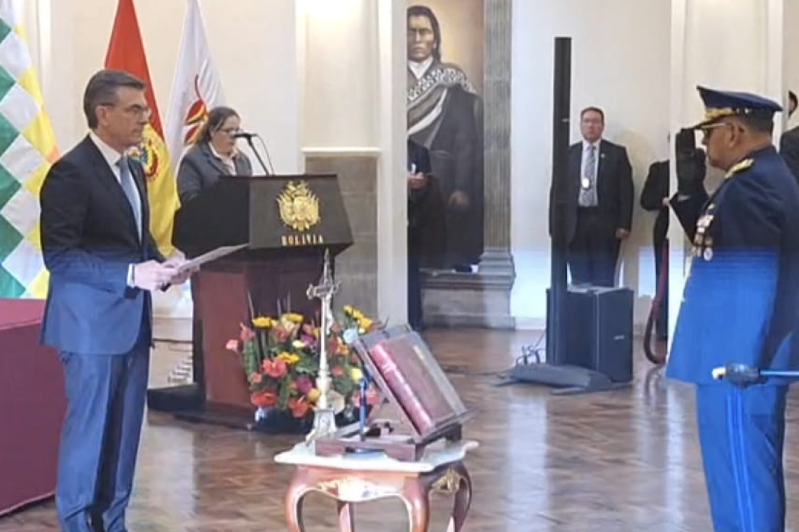 Presidente posesiona a Strio. general del COSDEP e instruye diseñar Ley de Seguridad y Defensa