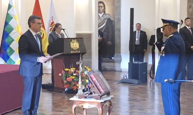 Presidente posesiona a Strio. general del COSDEP e instruye diseñar Ley de Seguridad y Defensa