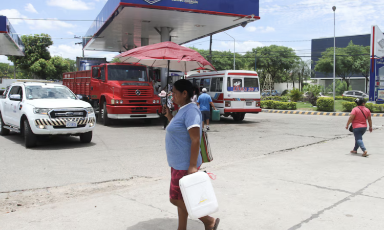 Bolivia: la estatal petrolera descarta un alza de la gasolina tras eliminar el subsidio al diésel