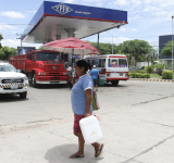 Bolivia: la estatal petrolera descarta un alza de la gasolina tras eliminar el subsidio al diésel