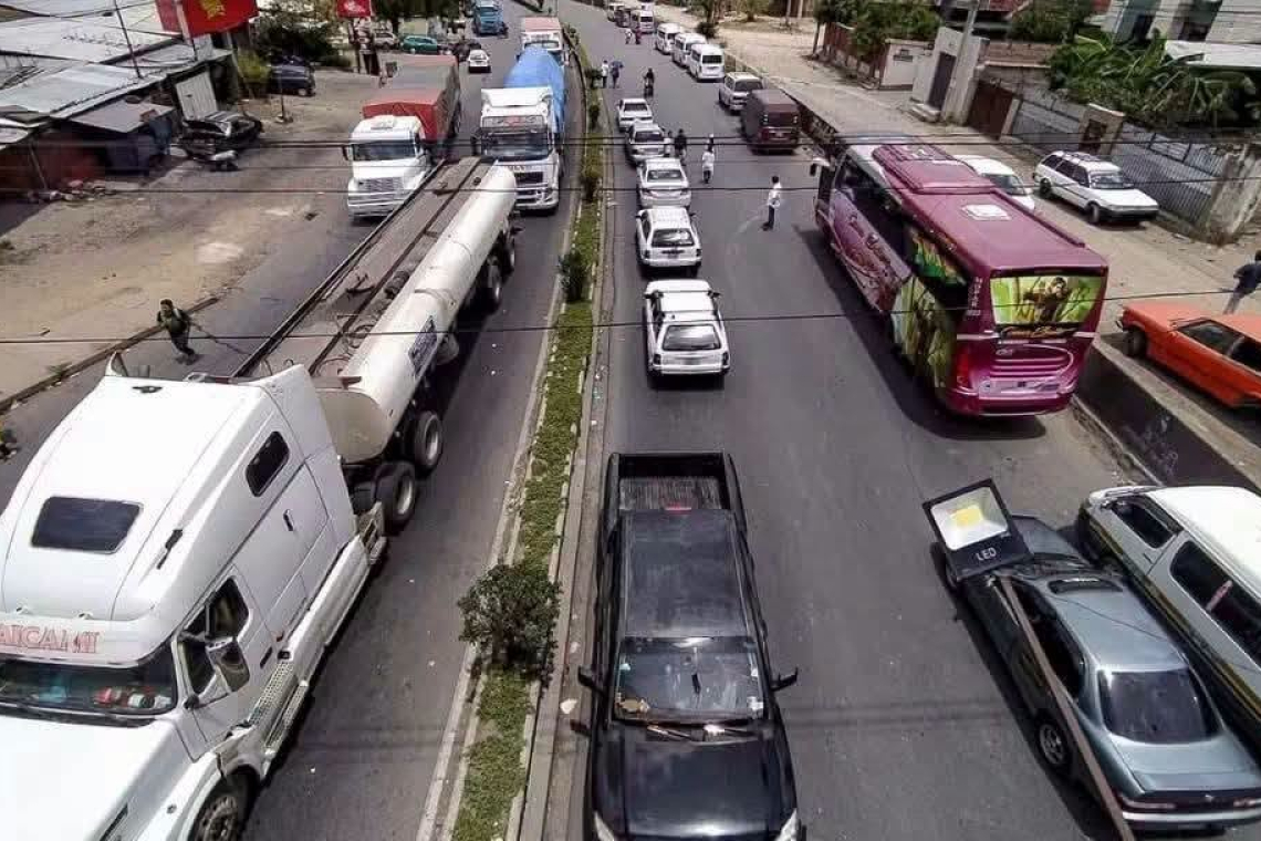 Gobierno califica de parcial paro del transporte, conflicto en Santa Cruz en manos de municipio