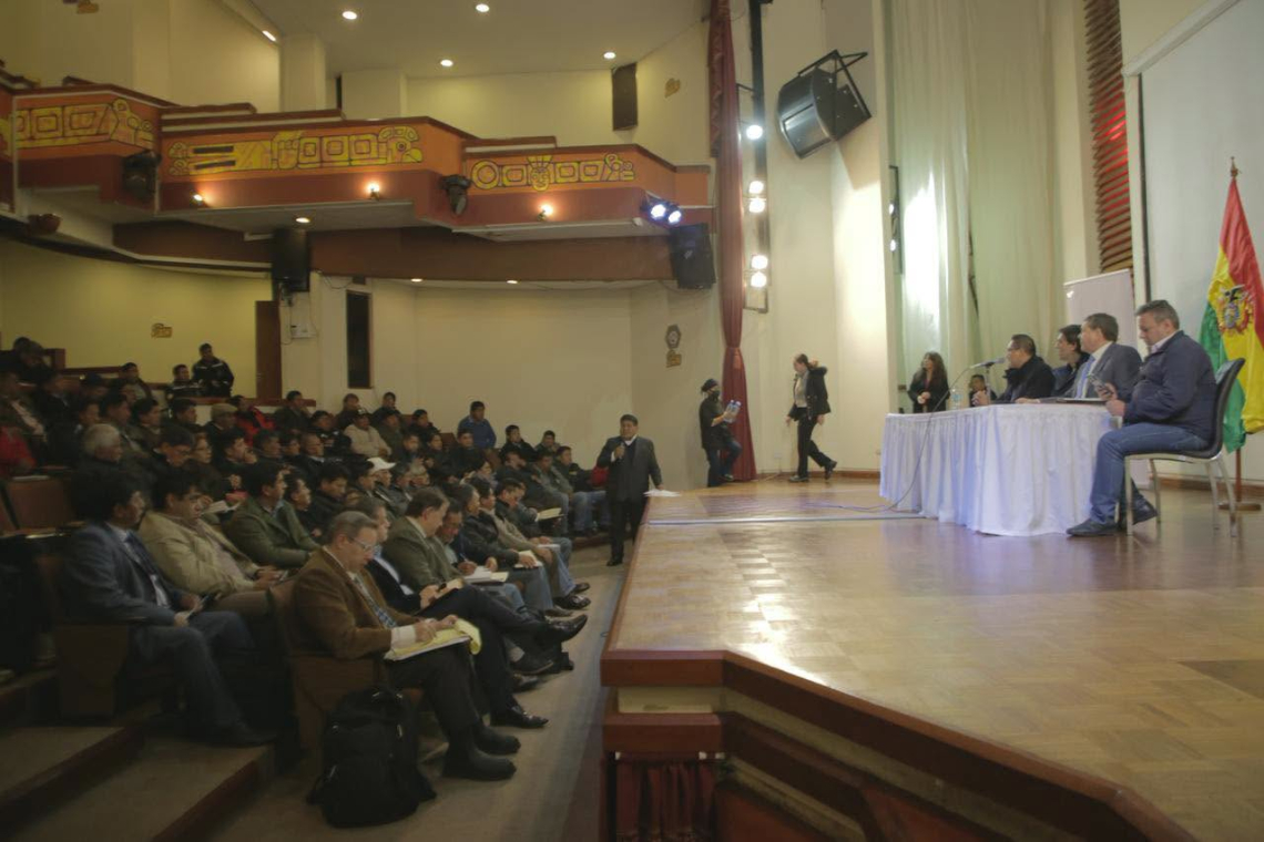  Gobierno y choferes inician diálogo en la ciudad de La Paz 