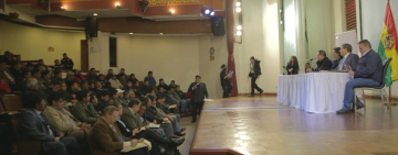  Gobierno y choferes inician diálogo en la ciudad de La Paz 