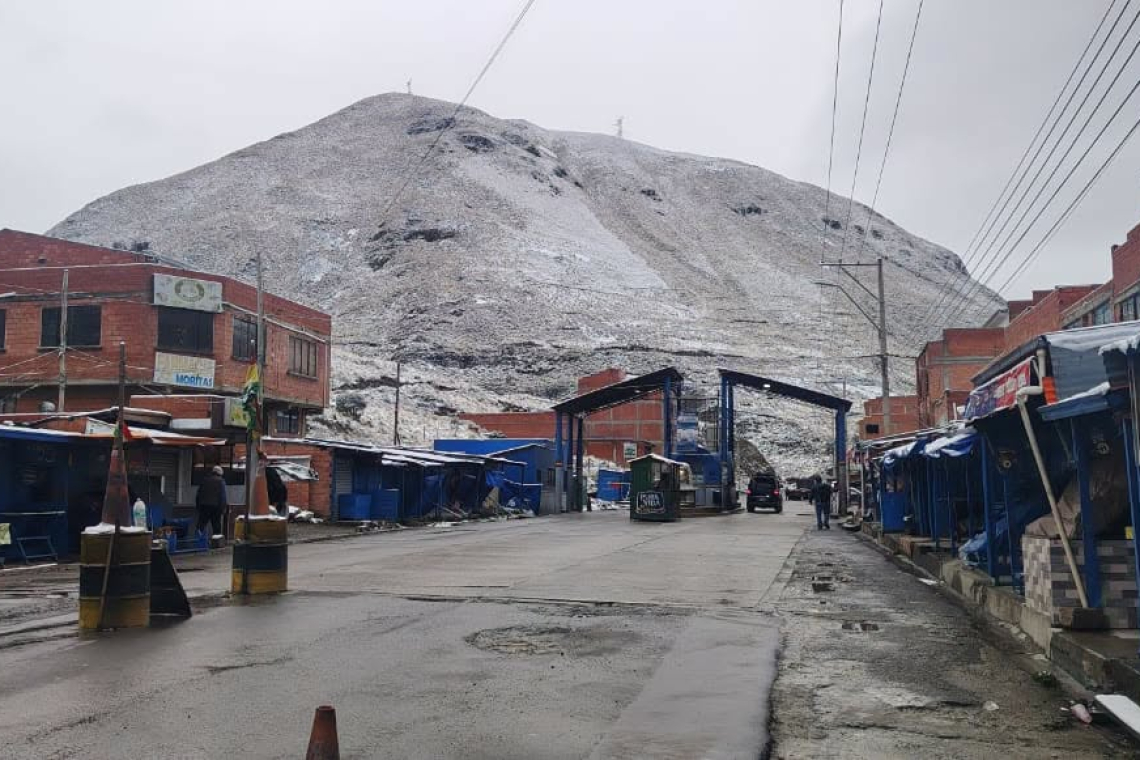  Por nevadas y riesgo en la vía, Tránsito frena temporalmente el viaje hacia Los Yungas 