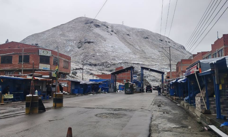  Por nevadas y riesgo en la vía, Tránsito frena temporalmente el viaje hacia Los Yungas 