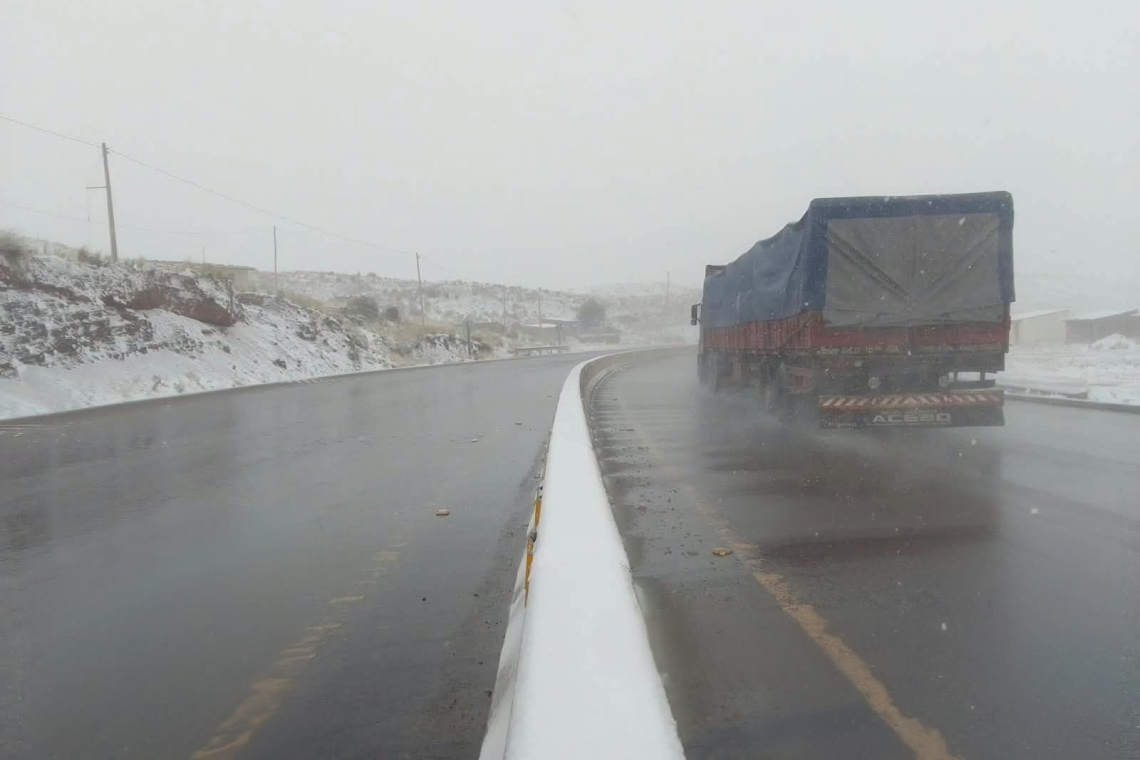  ABC confirma que la vía Oruro – Cochabamba está transitable y recomienda precaución por nieve y neblina 