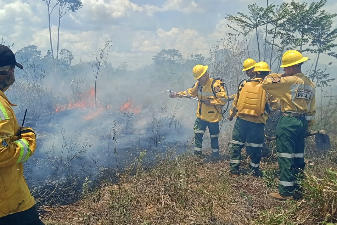 Navales controlan incendio para proteger a poblados San Juan del Uruku y Bambu Selva en Riberalta