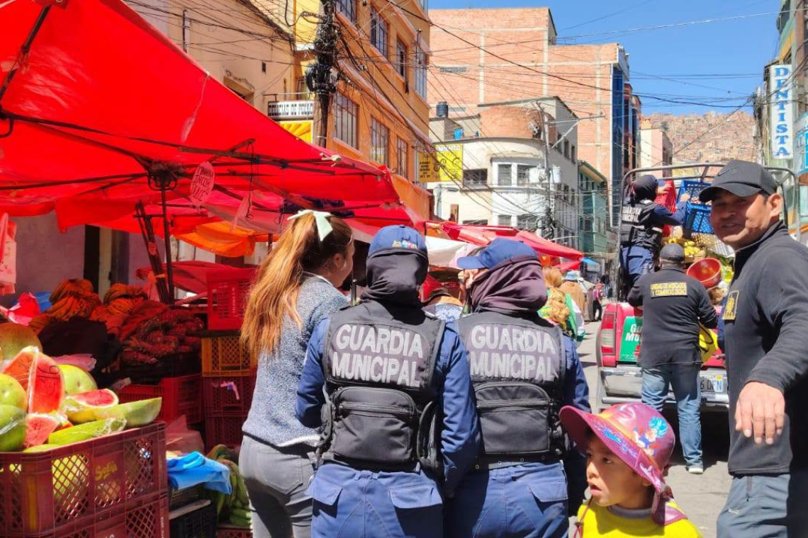 Gendarmes liberan las aceras de vendedoras, vecinos piden se extiendan los operativos a otras zonas
