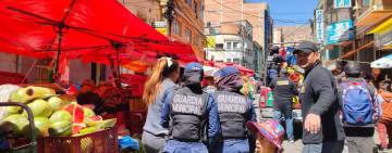 Gendarmes liberan las aceras de vendedoras, vecinos piden se extiendan los operativos a otras zonas