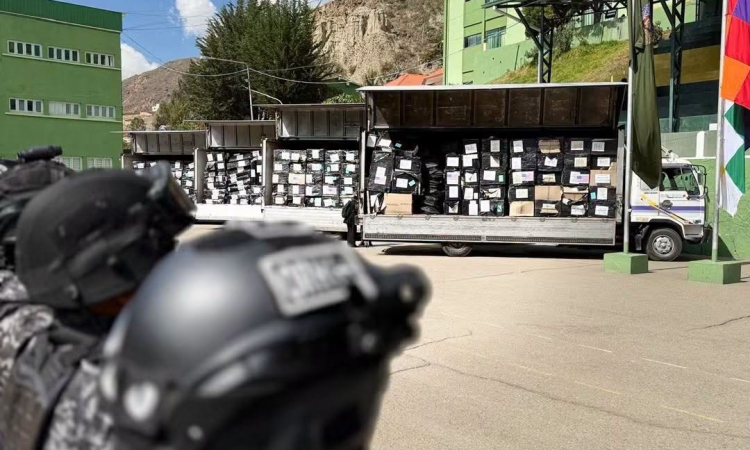 EEUU dona equipos antidisturbios a la Policía Boliviana en las Bodas de Oro de la UTOP
