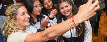  Primera Dama impulsa Game Changers Bolivia para reducir la brecha digital de niñas y adolescentes 