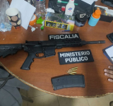 Fiscalía instaura caso ante hallazgo de un Fusil AR-15 en el inmueble en Santa Cruz