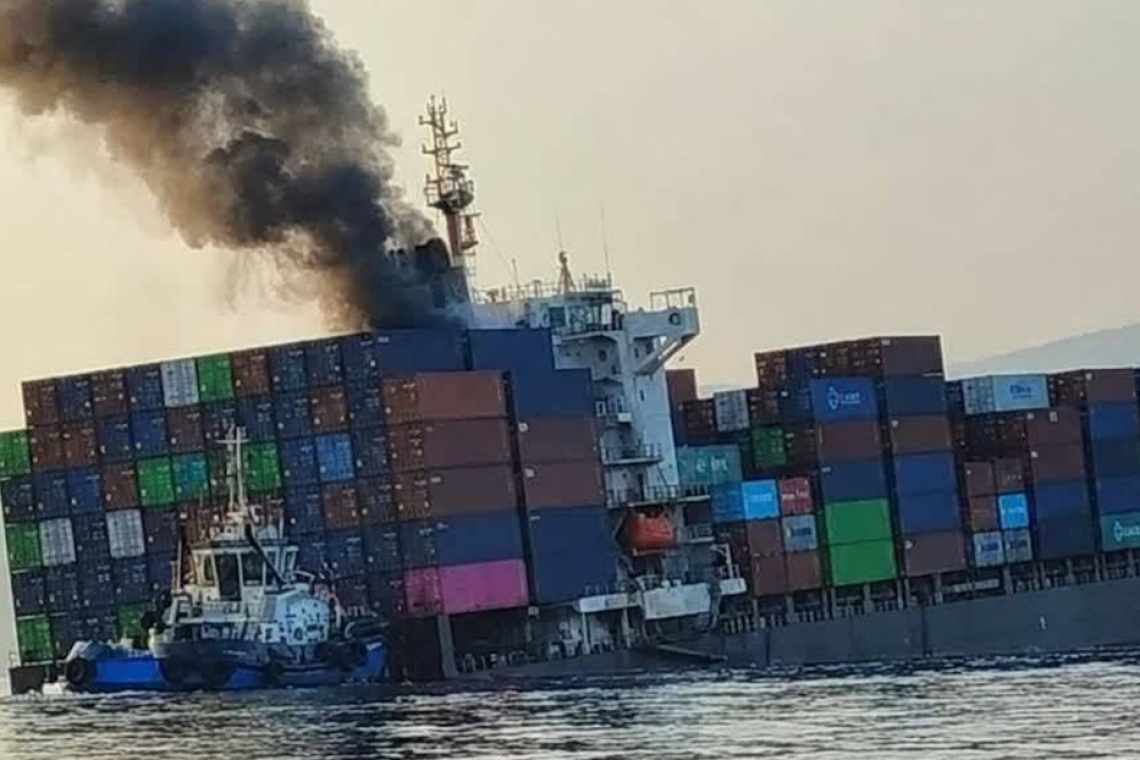 Buque con 2.500 contenedores se hunde en el estrecho de Ormuz tras chocar con una mina naval