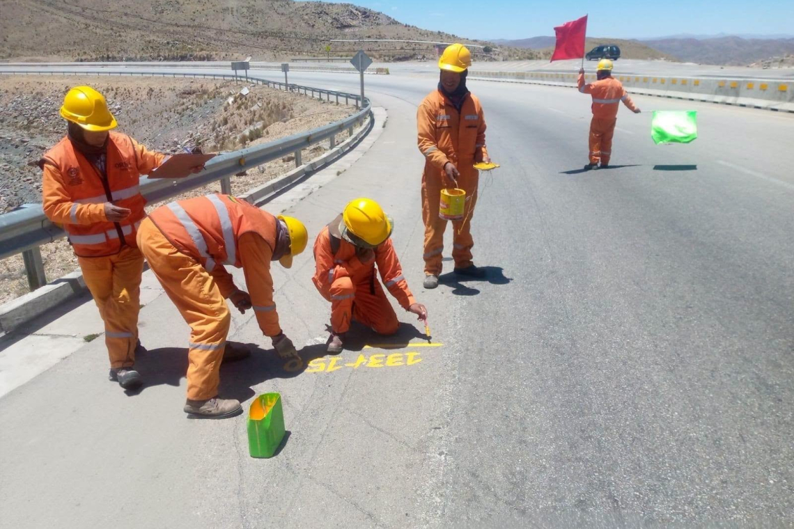  ABC continúa el mantenimiento de la ruta Oruro-Cochabamba con trabajos de demarcación en la vía 