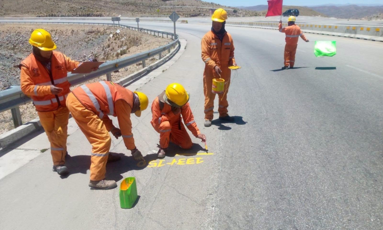 ABC continúa el mantenimiento de la ruta Oruro-Cochabamba con trabajos de demarcación en la vía