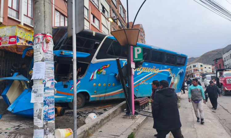  Bus choca contra un kiosco y una parada del PumaKatari en Villa El Carmen; no hubo heridos 